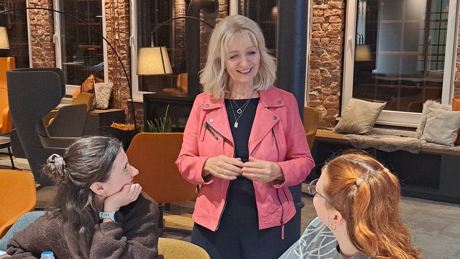 Jutta Rüping im Gespräch mit Teilnehmenden